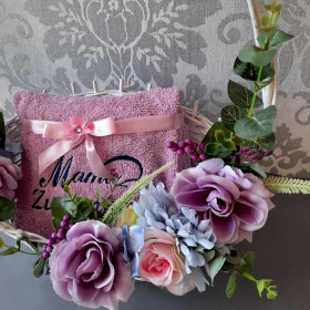 kosz prezentowy z okazji Dnia Matki haftyok.pl